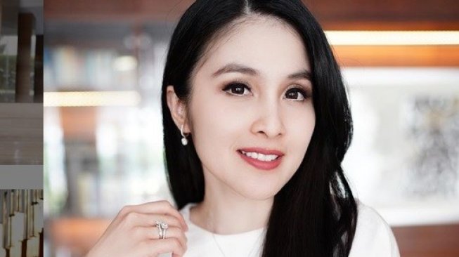 Sandra Dewi Berikan Cincin Emas Sebagai Souvenir Untuk Tamu Pt